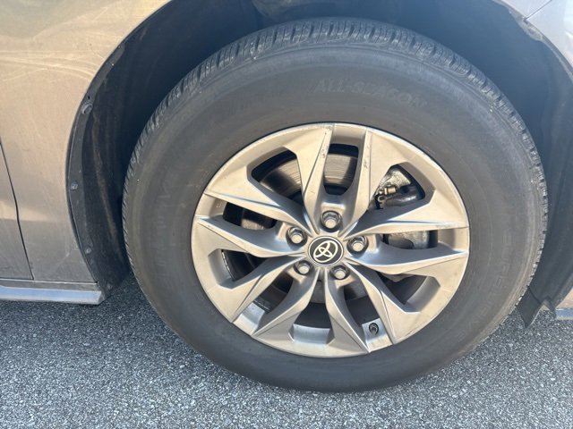 2023 Toyota Sienna XLE photo 3