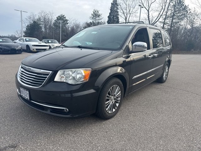 2014 Chrysler Town & Country Touring-L's photo