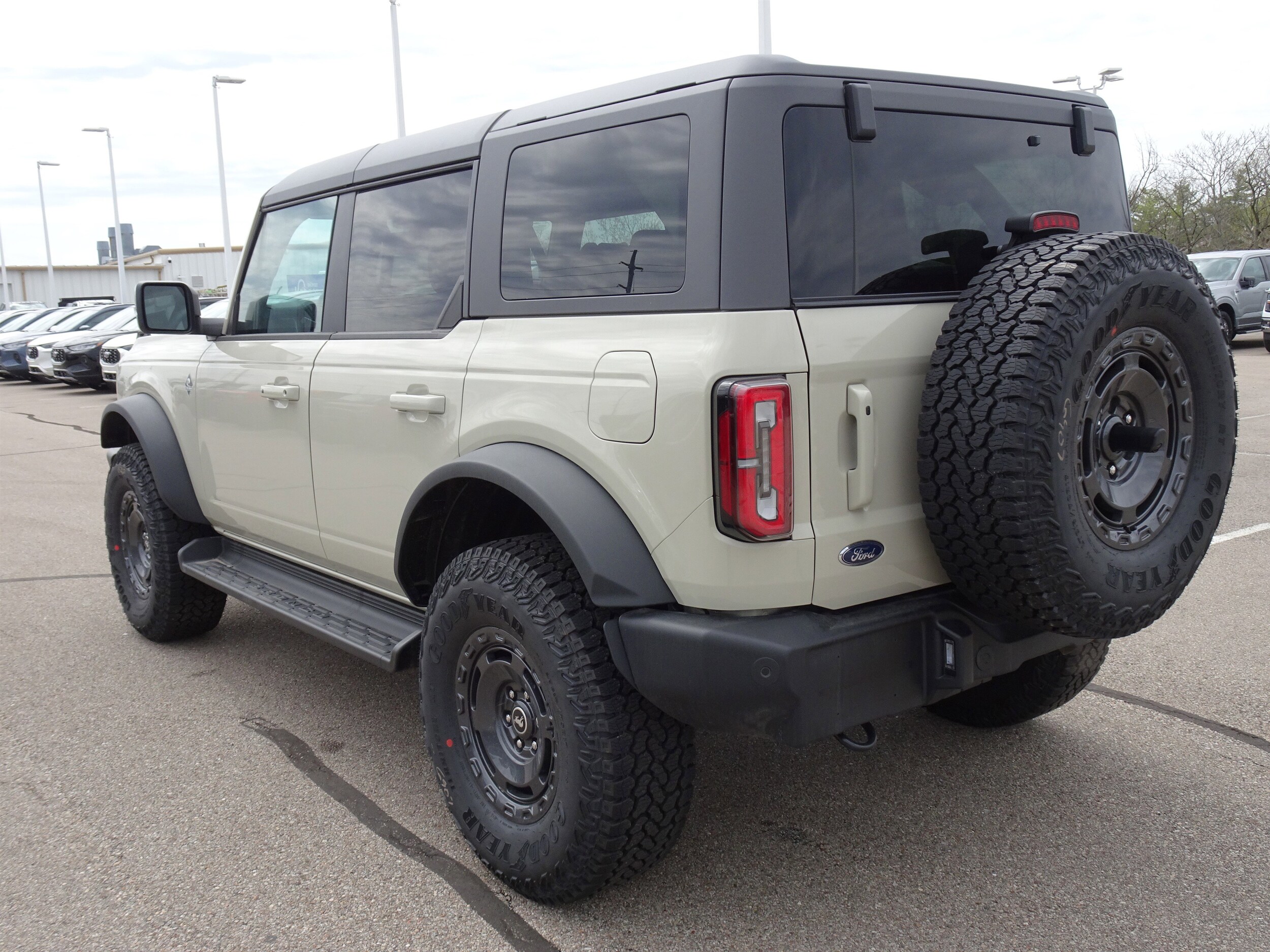 2025 Ford Bronco Outer Banks photo 4