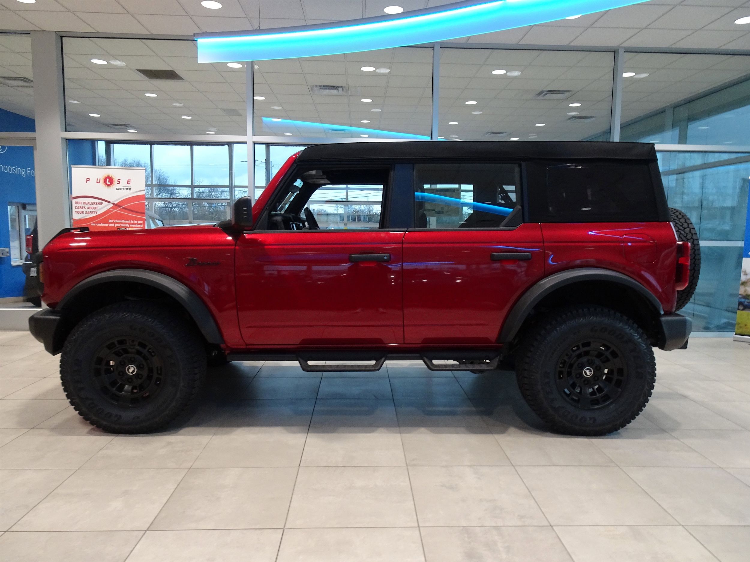 2025 Ford Bronco 4-Door Base - Photo 2