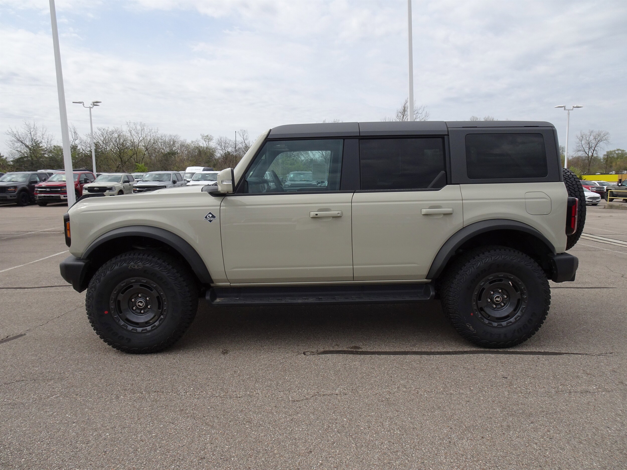 2025 Ford Bronco Outer Banks photo 2