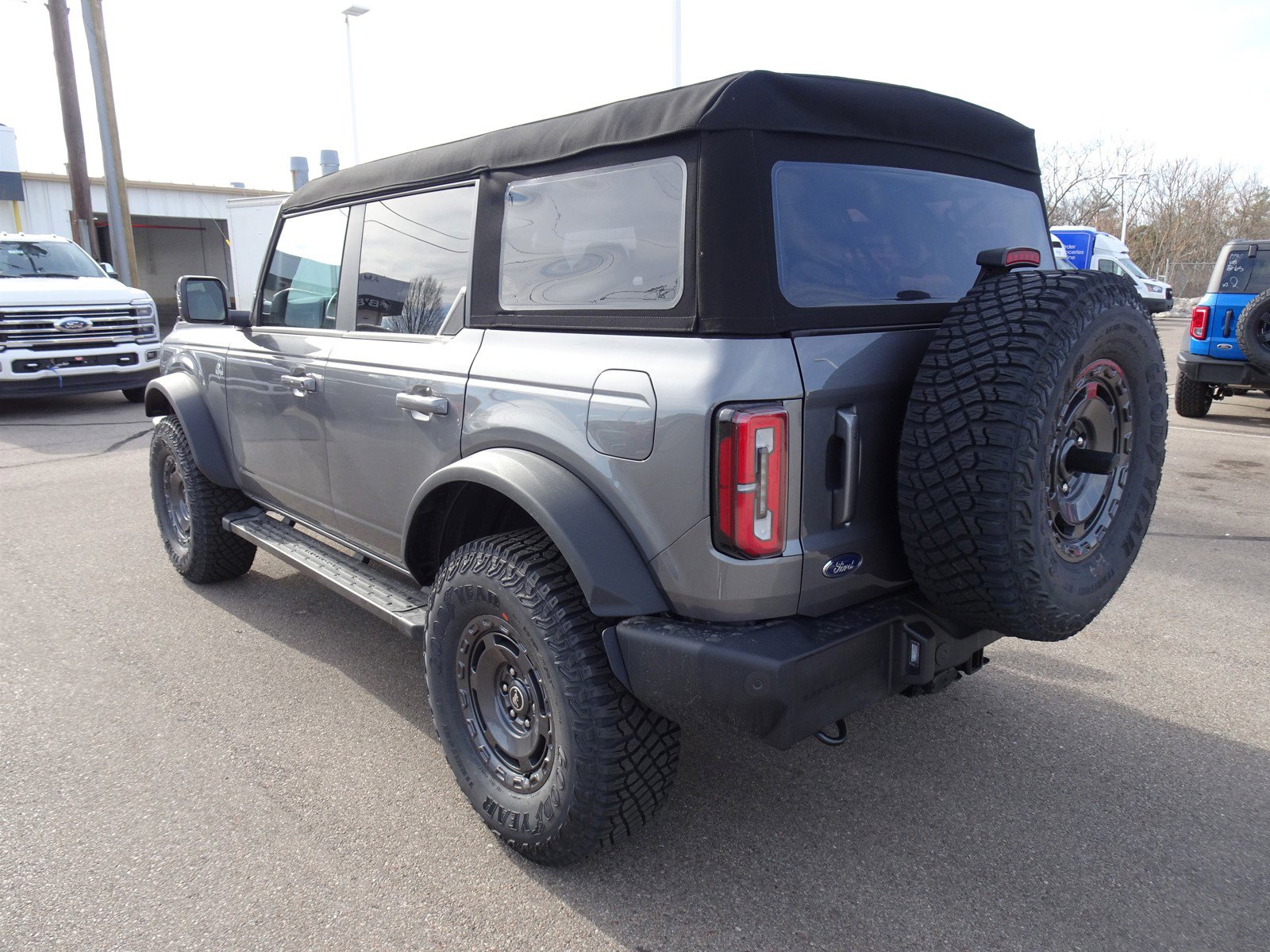 2024 Ford Bronco Outer Banks photo 3