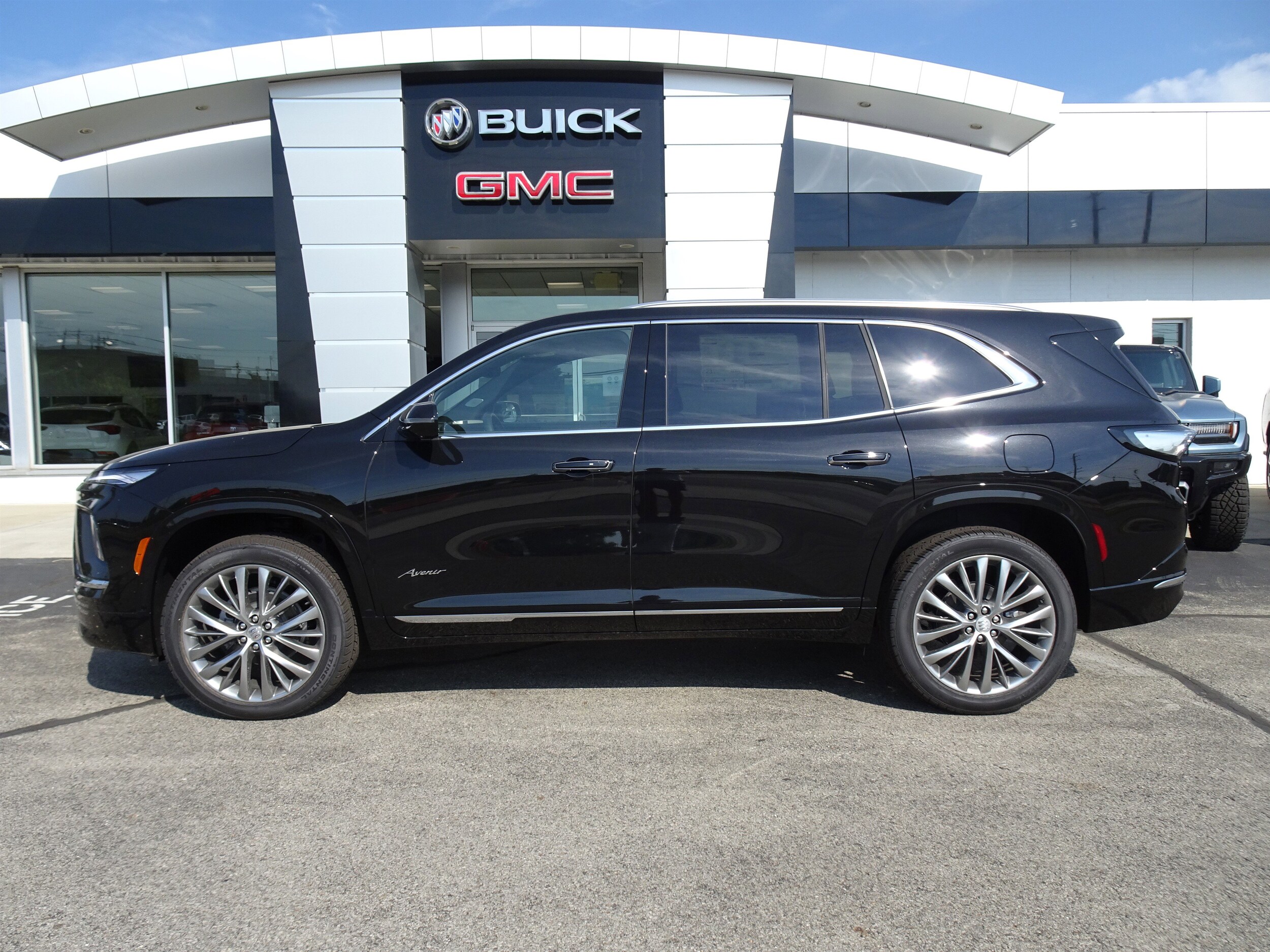 2025 Buick Enclave Avenir photo 2