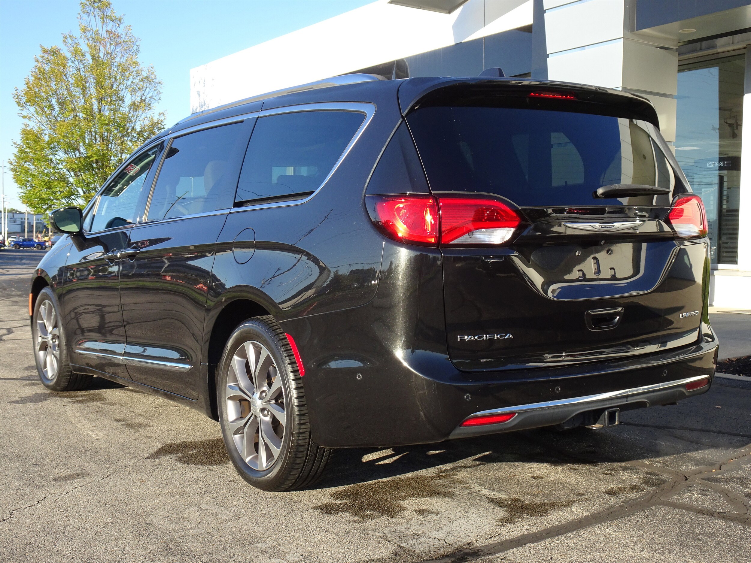2017 Chrysler Pacifica Limited photo 3