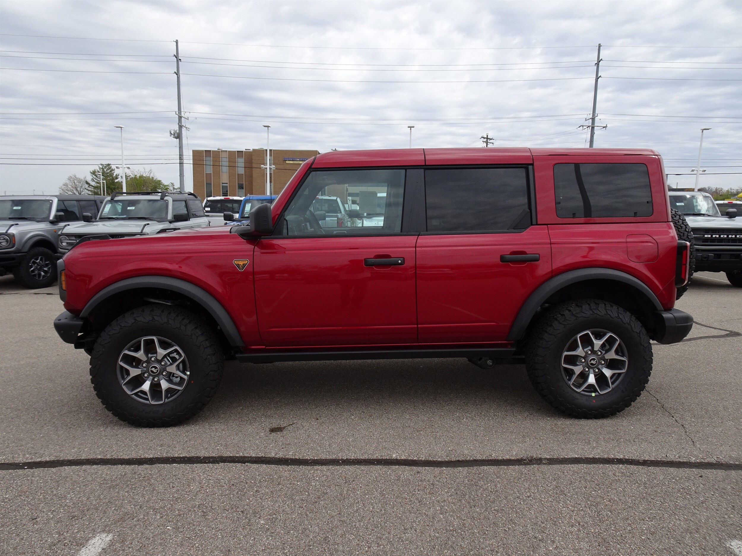 2025 Ford Bronco Badlands photo 2
