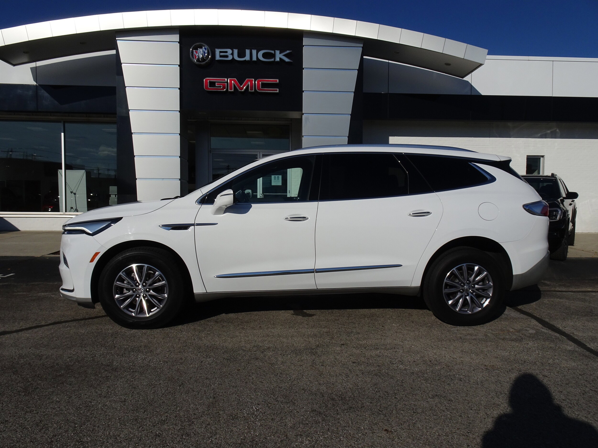 2024 Buick Enclave Premium photo 2