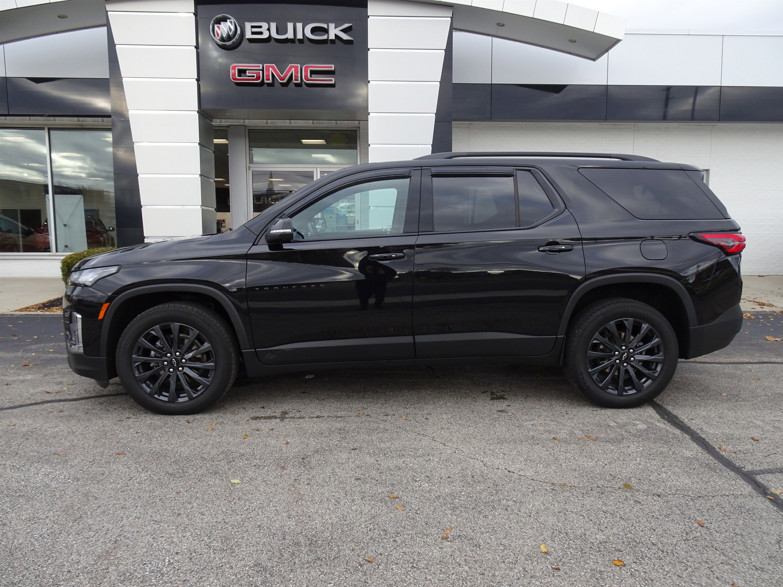 2022 Chevrolet Traverse RS photo 2