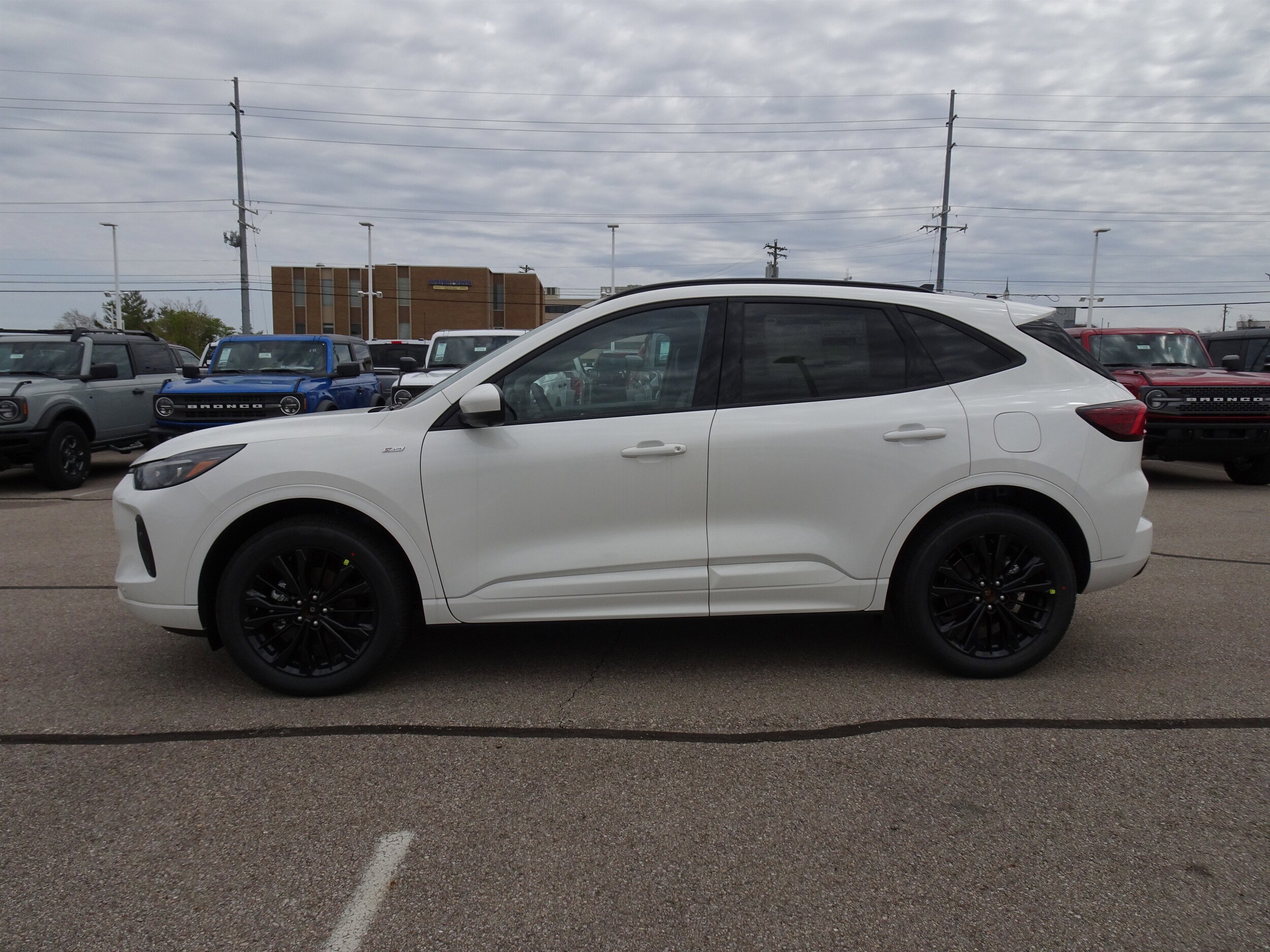 2025 Ford Escape Hybrid ST-Line Elite photo 2