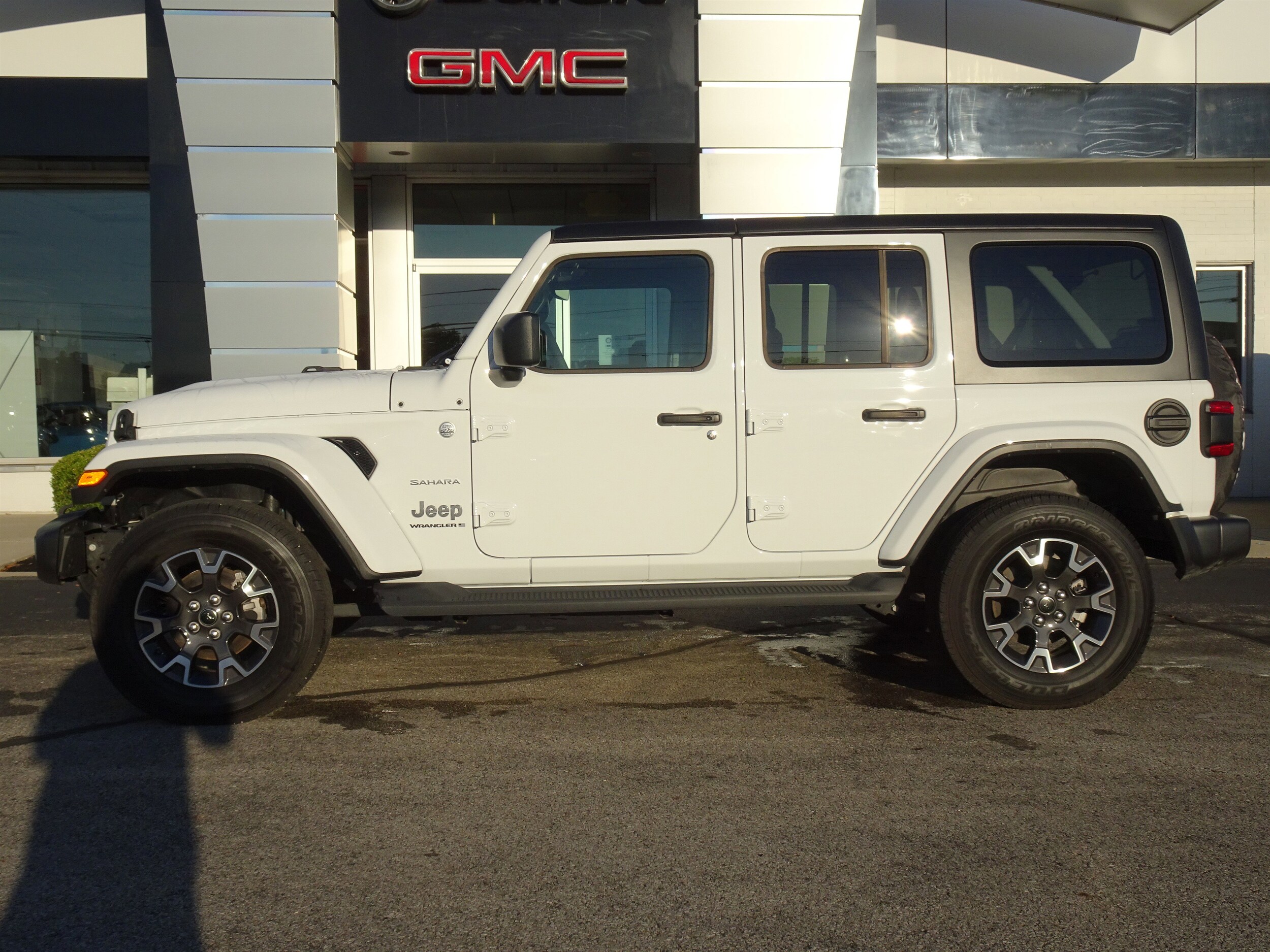 2024 Jeep Wrangler Sahara photo 2