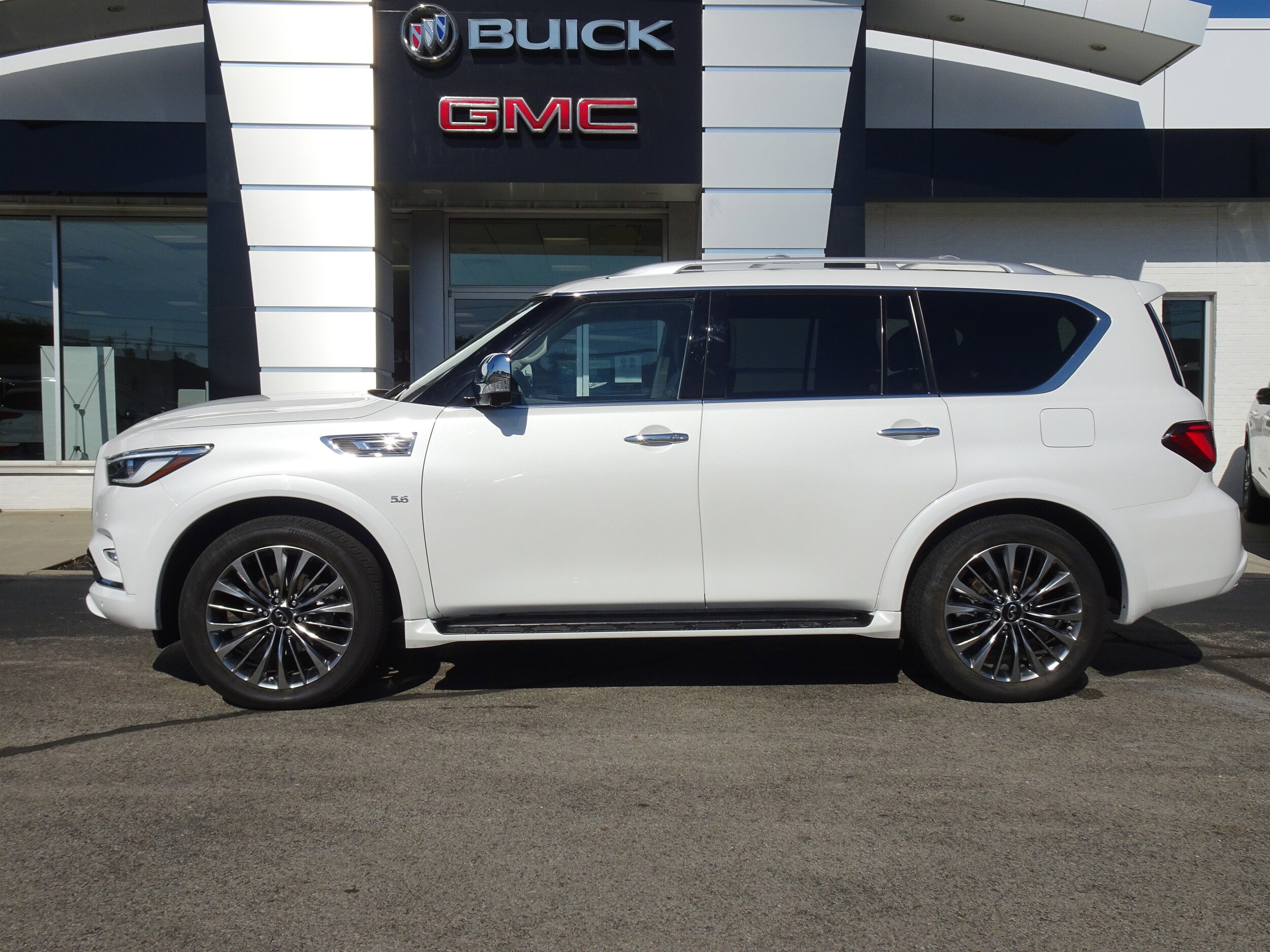 2019 Infiniti QX80 Luxe photo 2