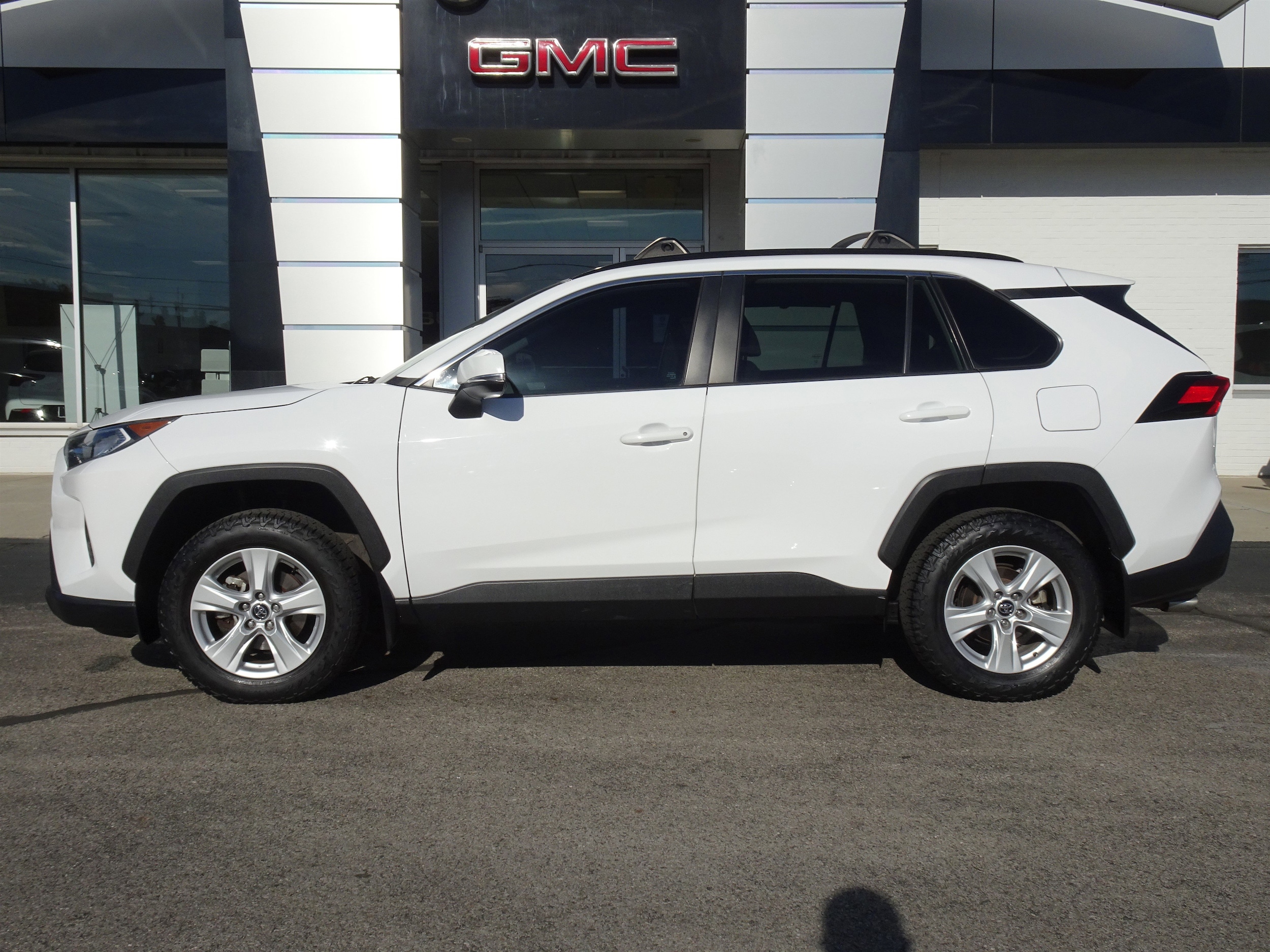 Used 2021 Toyota RAV4 XLE with VIN 2T3P1RFV2MC147720 for sale in Northfield, Minnesota