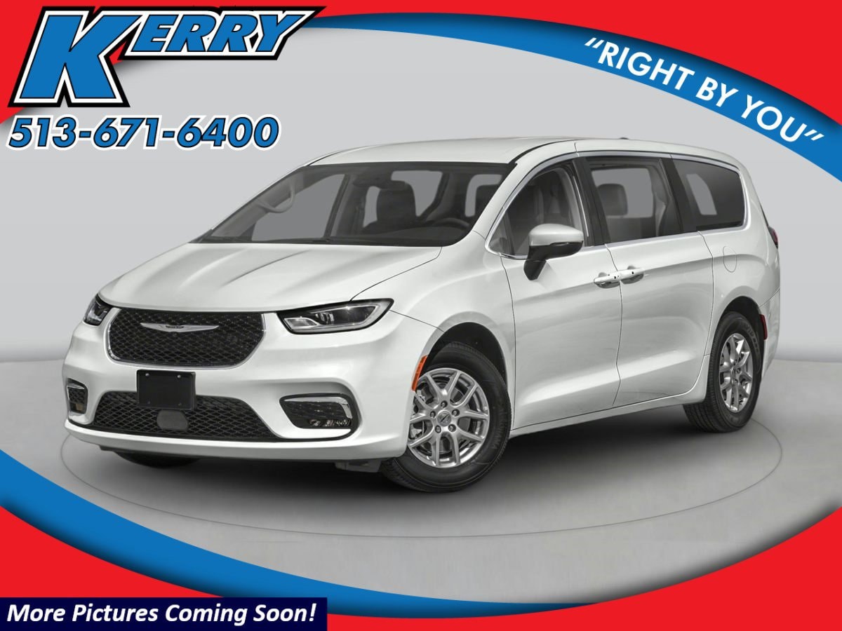 2023 Chrysler Pacifica Touring L's photo