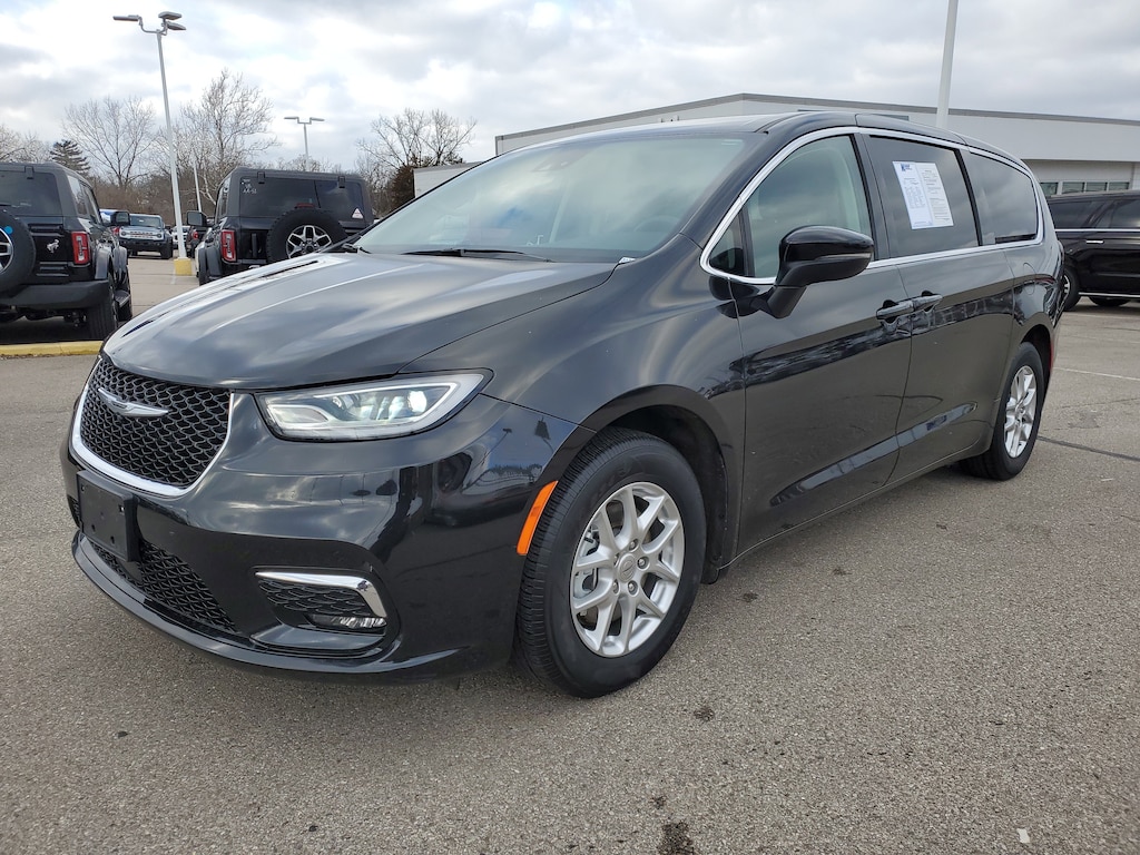 Used 2023 Chrysler Pacifica Touring L Van Passenger Van