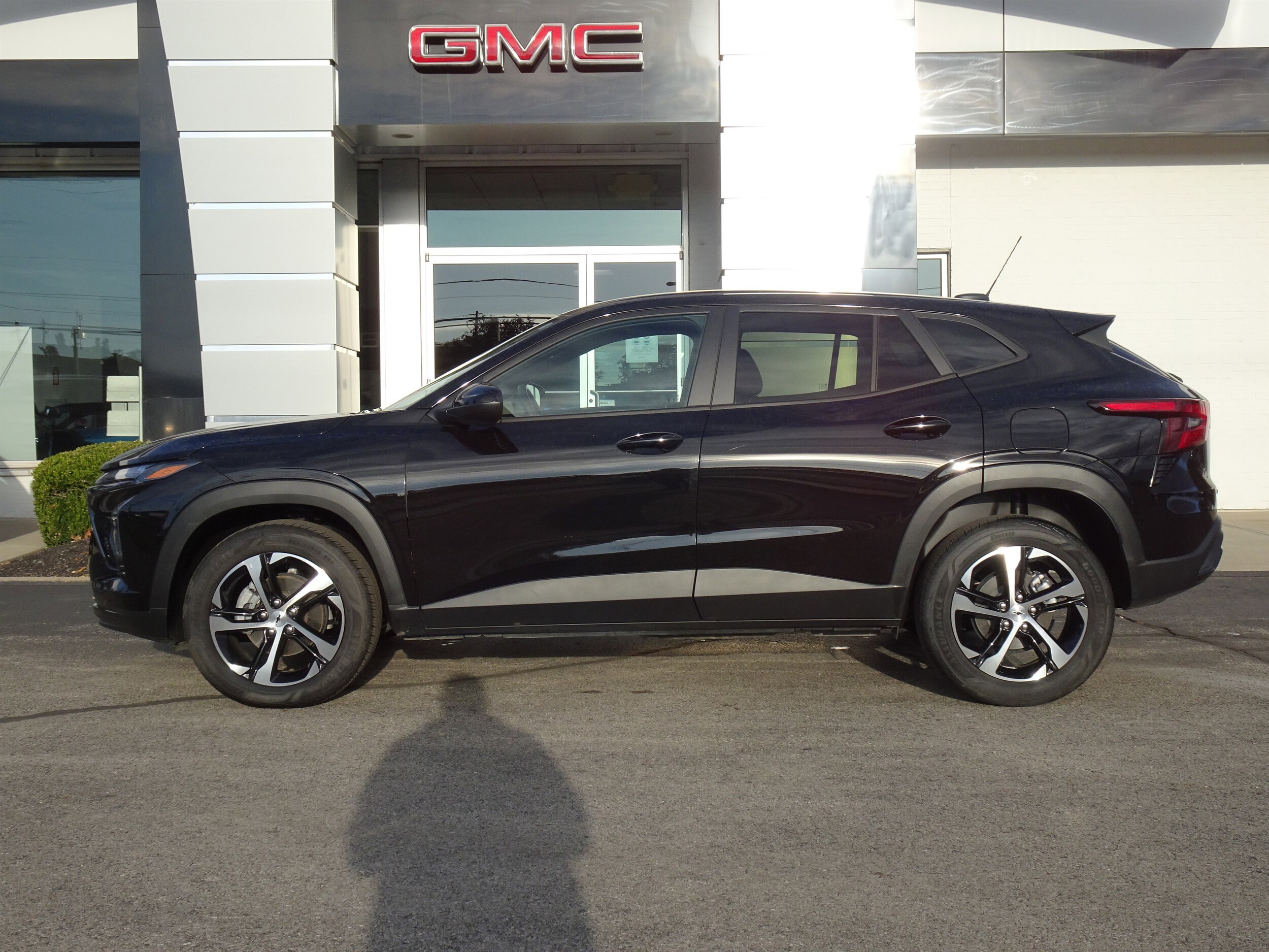 2025 Chevrolet Trax photo 2