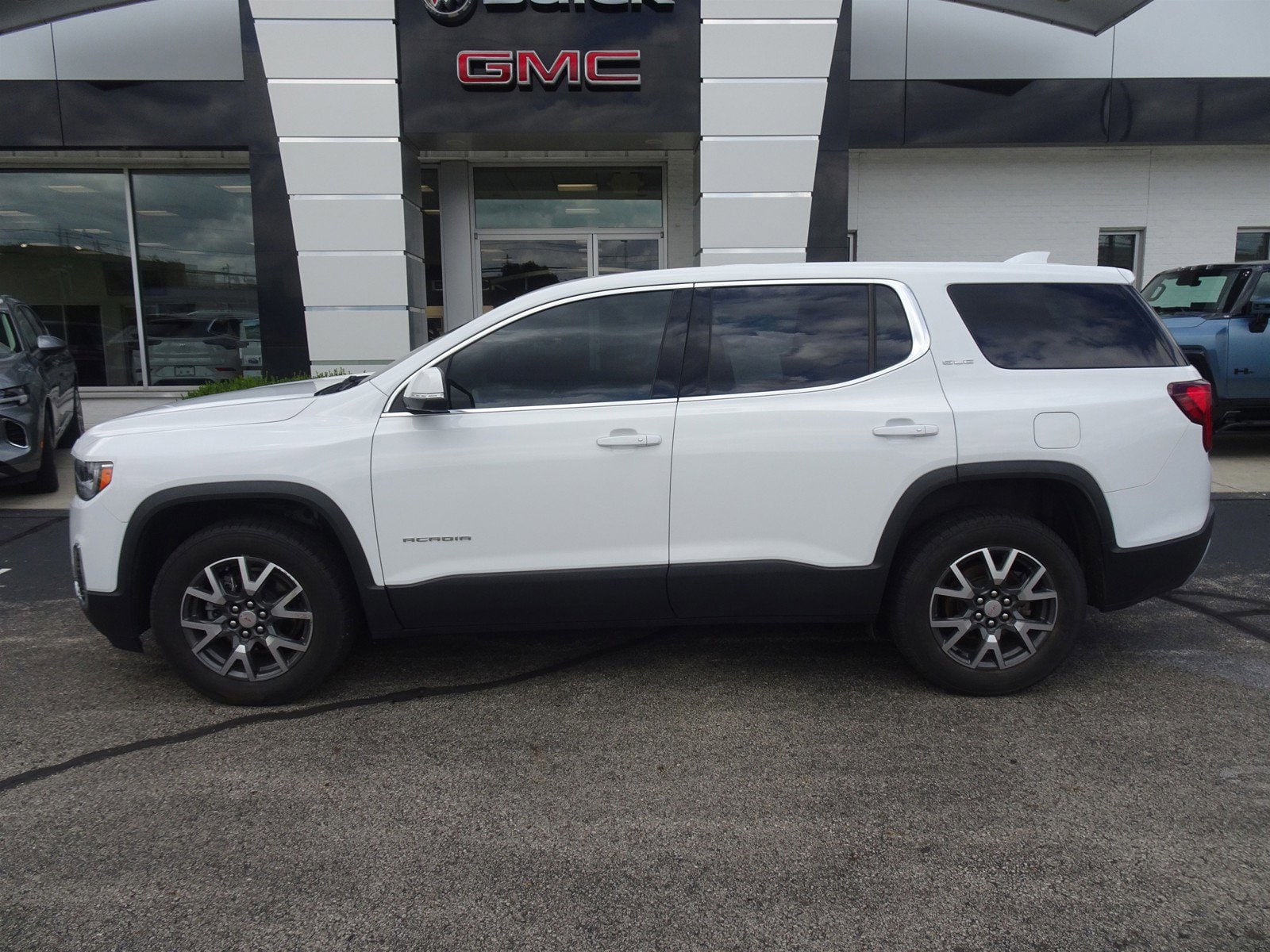 Used 2021 GMC Acadia SLE with VIN 1GKKNKLA6MZ148573 for sale in Cincinnati, OH