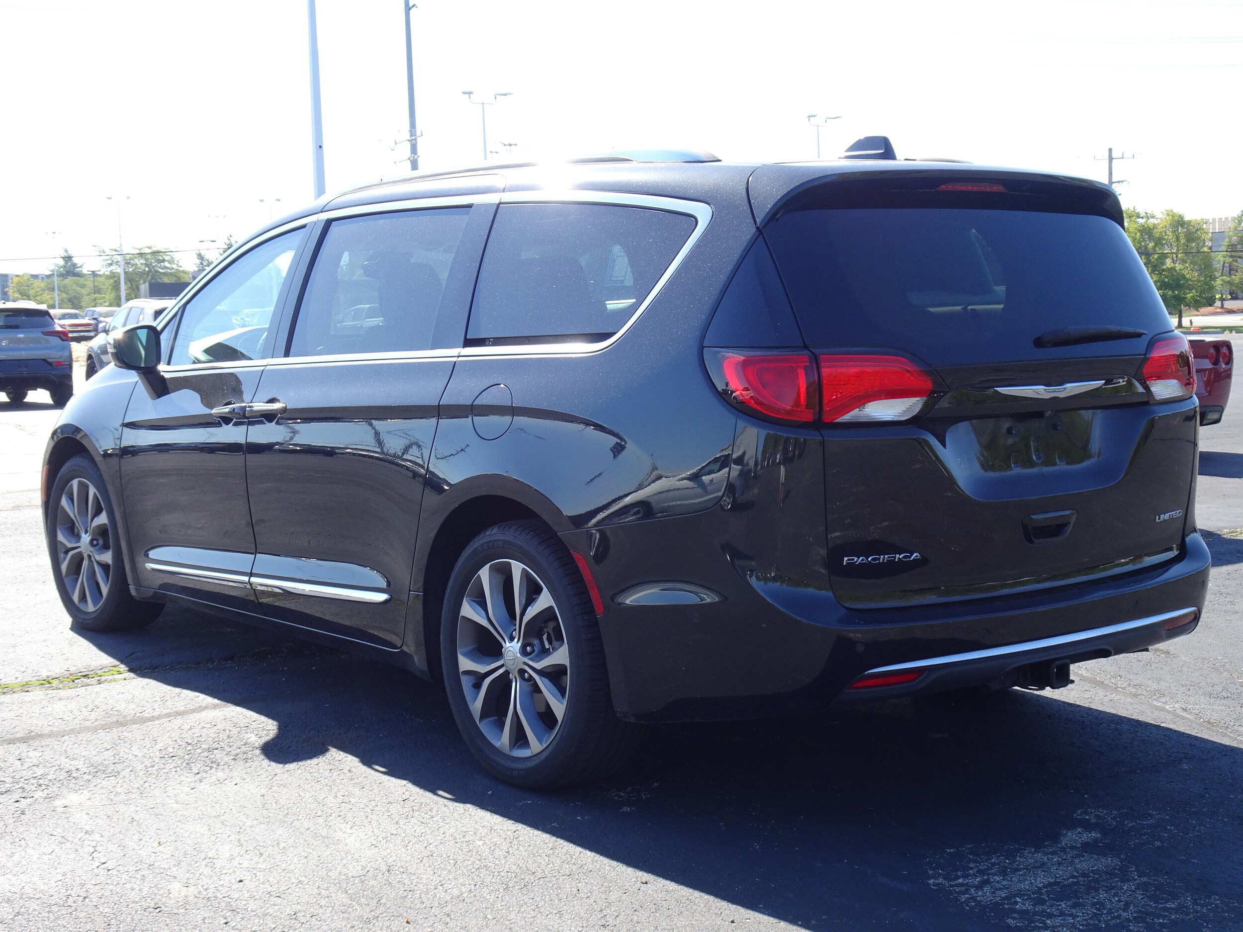 2017 Chrysler Pacifica Limited photo 2