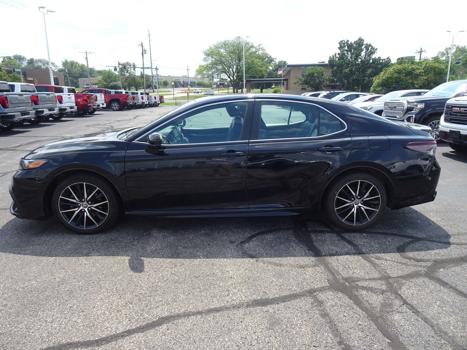 Used 2021 Toyota Camry SE with VIN 4T1G11AK1MU476947 for sale in Cincinnati, OH