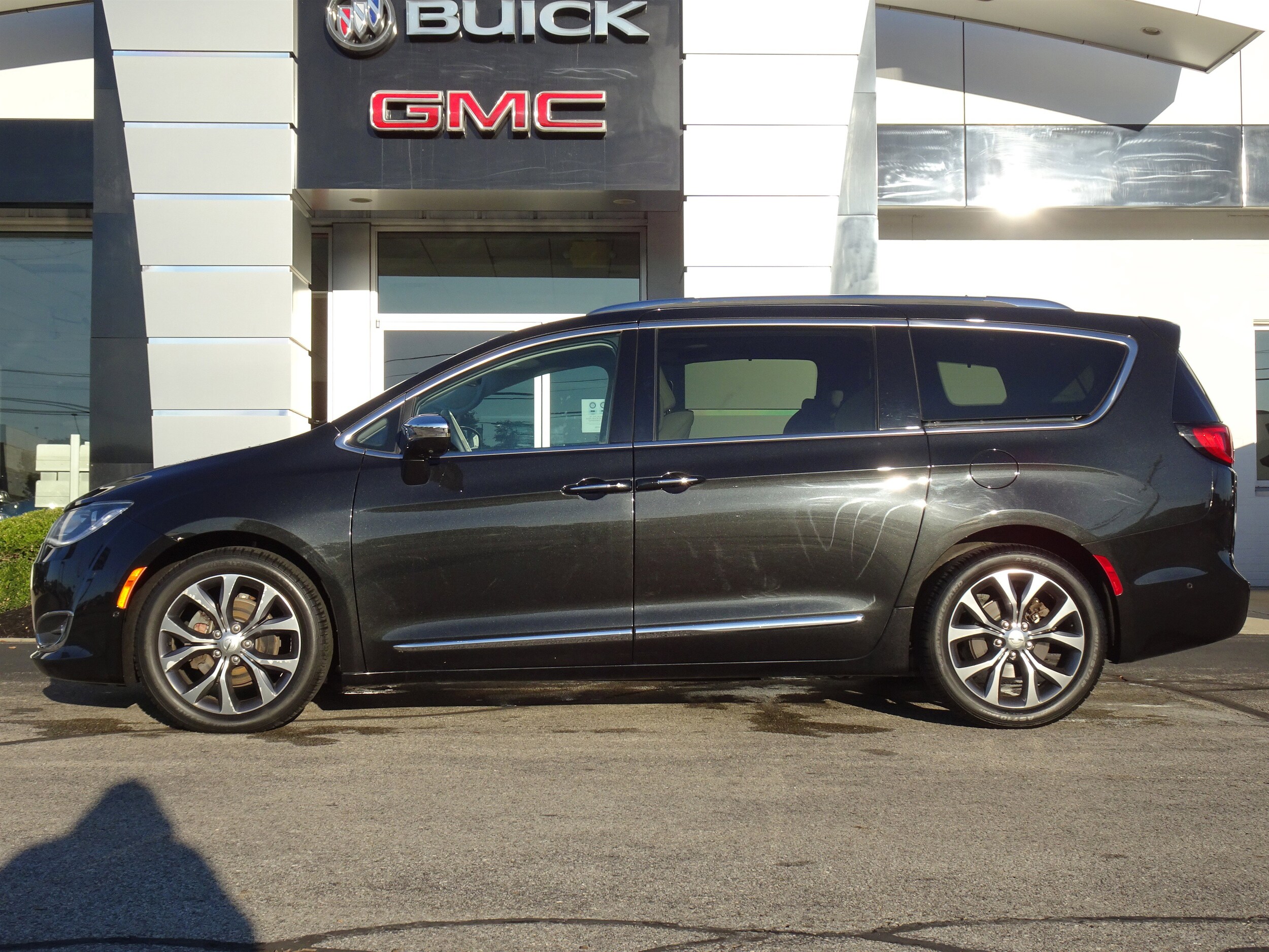 2017 Chrysler Pacifica Limited photo 2