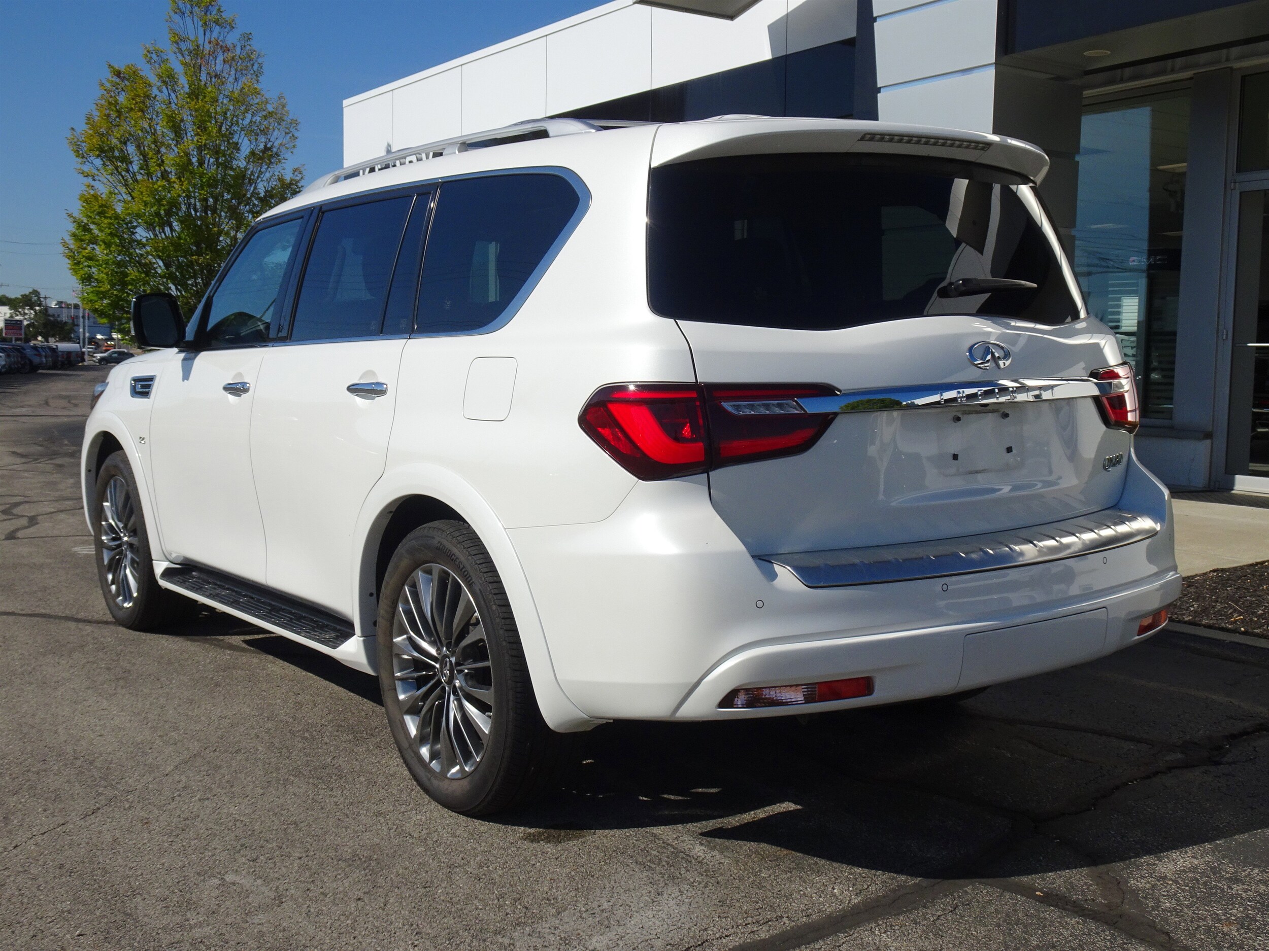 2019 Infiniti QX80 Luxe photo 3