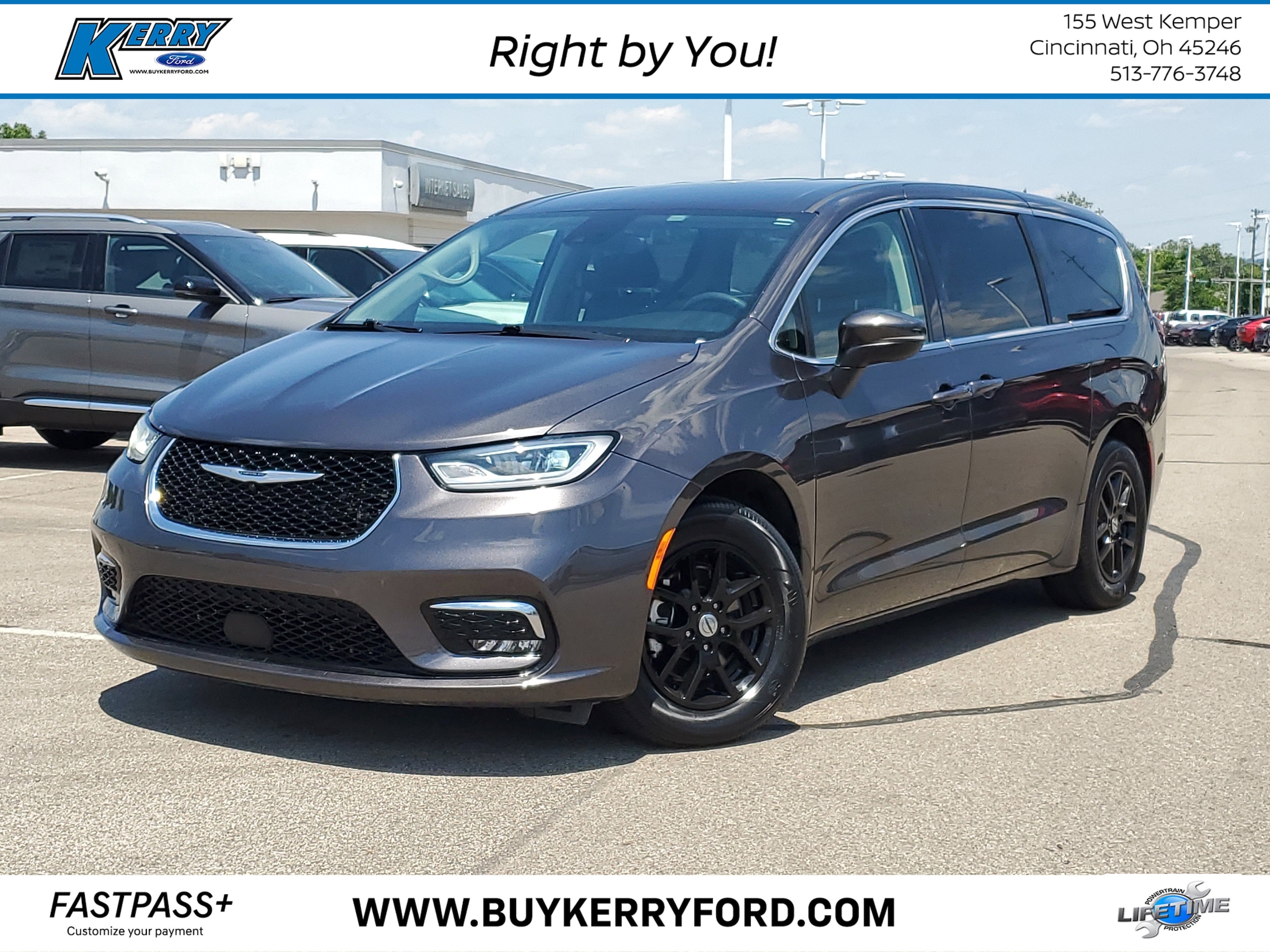 2023 Chrysler Pacifica Touring L's photo