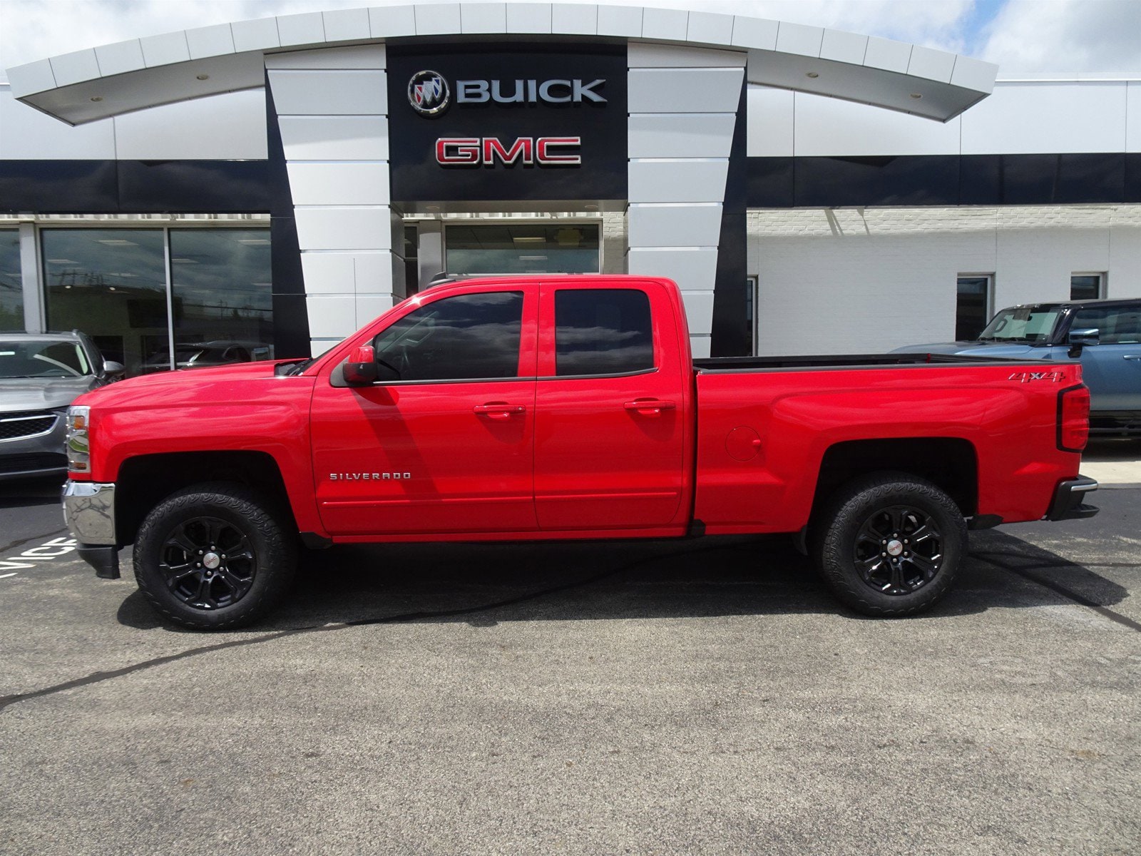 Used 2018 Chevrolet Silverado 1500 LT with VIN 1GCVKREH4JZ116110 for sale in Cincinnati, OH