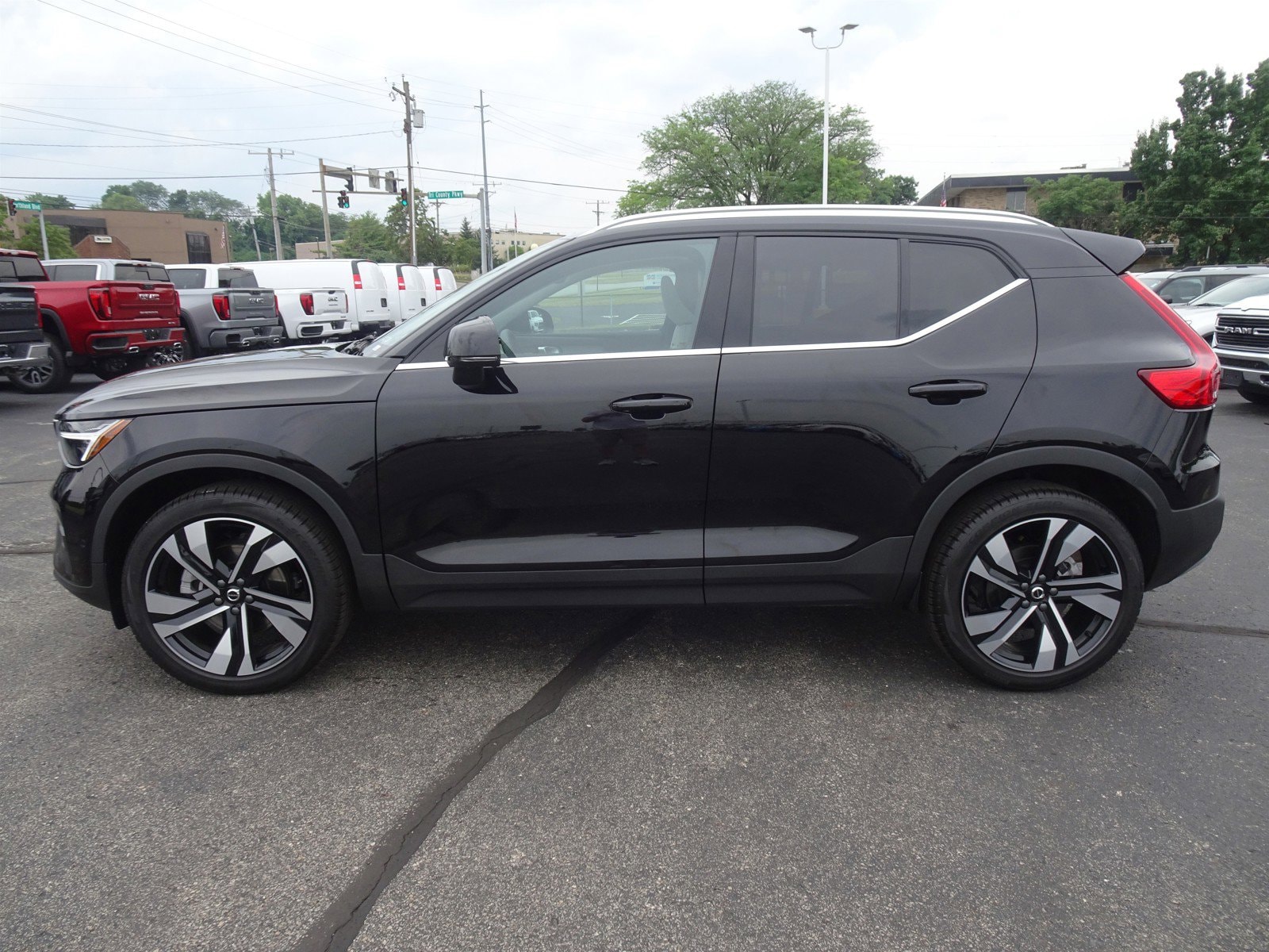 Used 2024 Volvo XC40 Ultimate with VIN YV4L12UF4R2283019 for sale in Cincinnati, OH