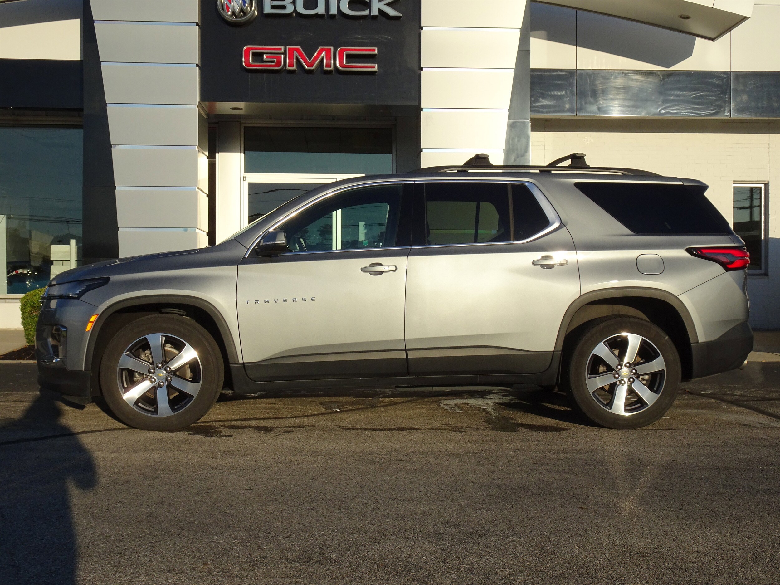 2023 Chevrolet Traverse Leather photo 2