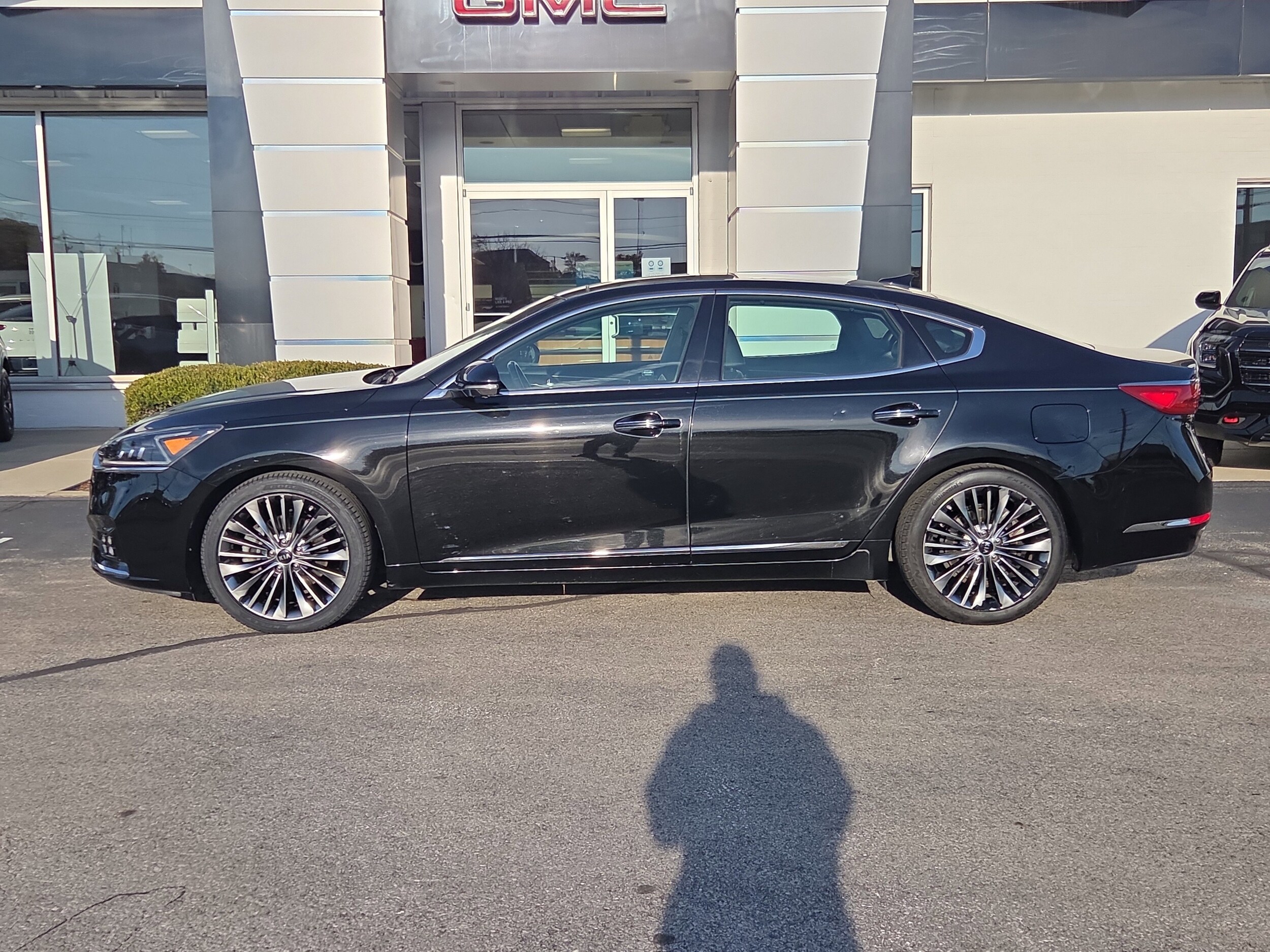 2017 Kia Cadenza Limited photo 2