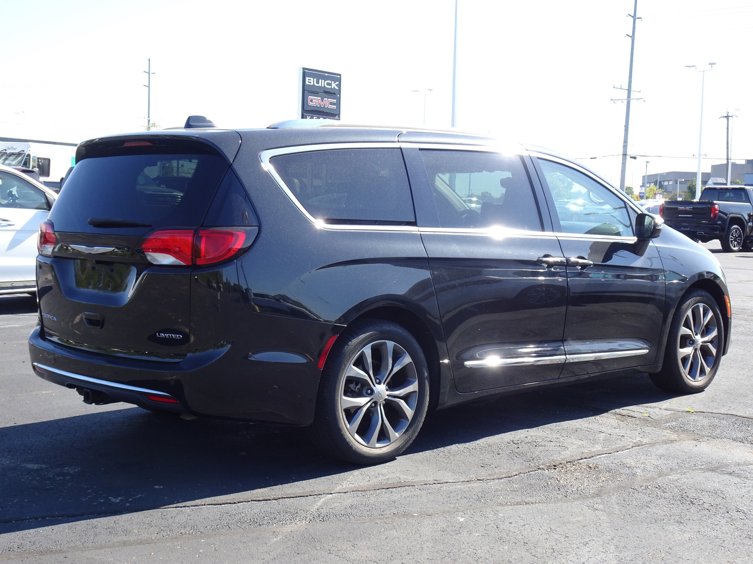 2017 Chrysler Pacifica Limited photo 3