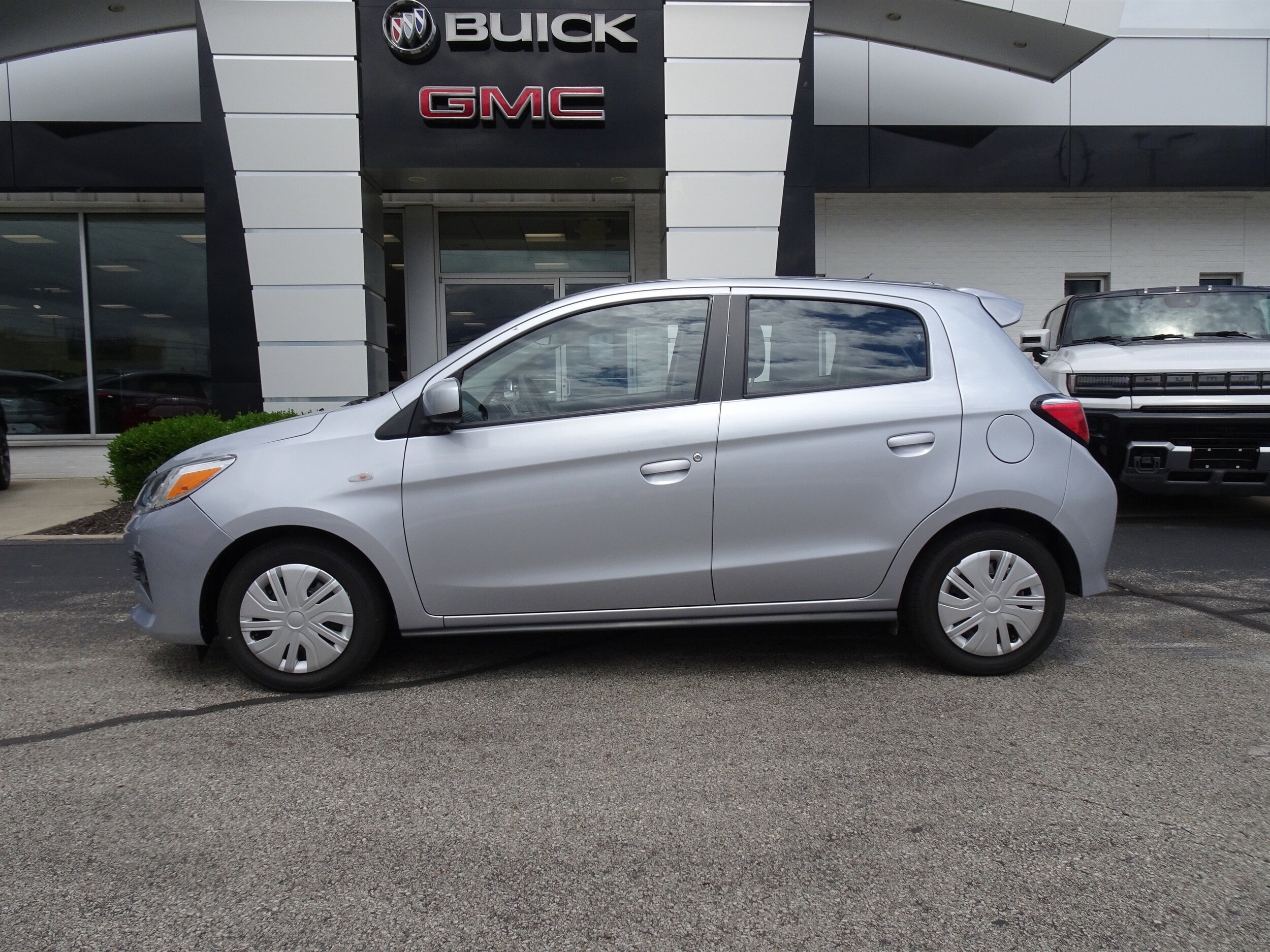 2022 Mitsubishi Mirage ES photo 2