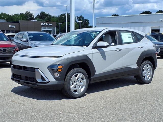 2026 Hyundai Kona SE photo 2