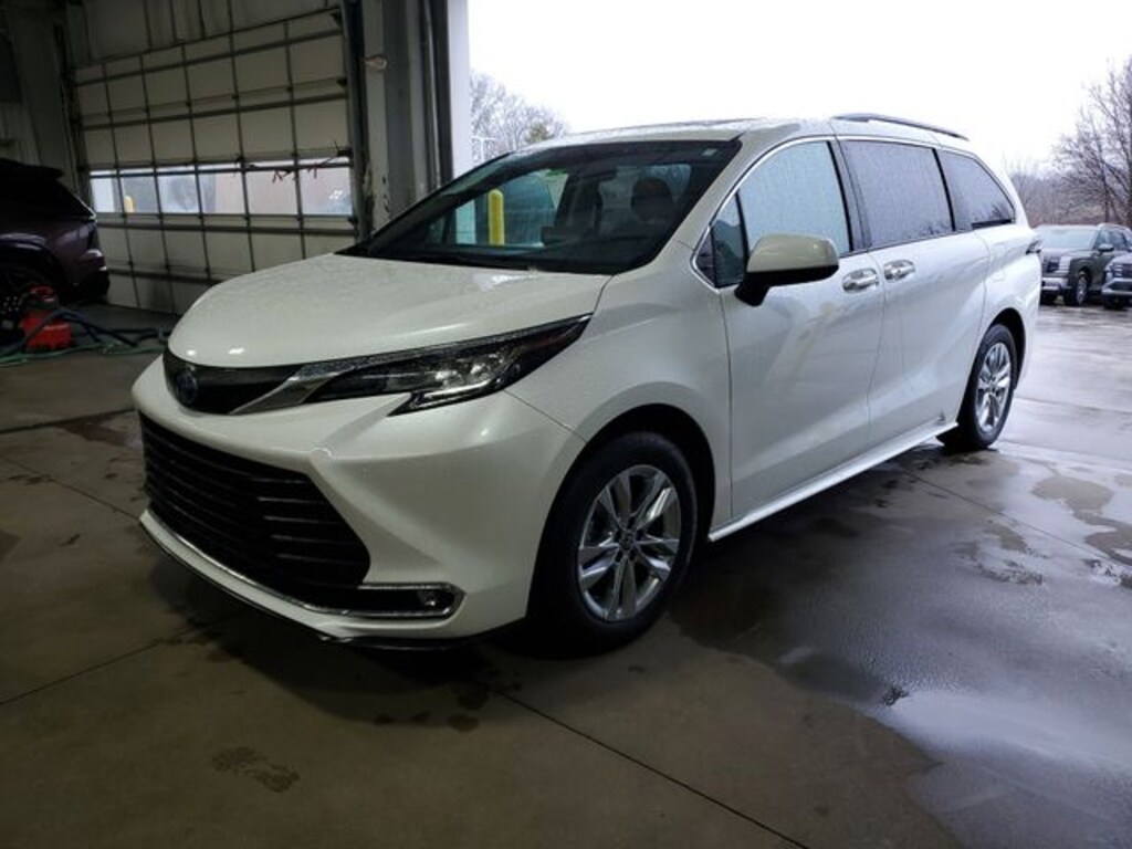 Used 2022 Toyota Sienna XLE Minivan/Van
