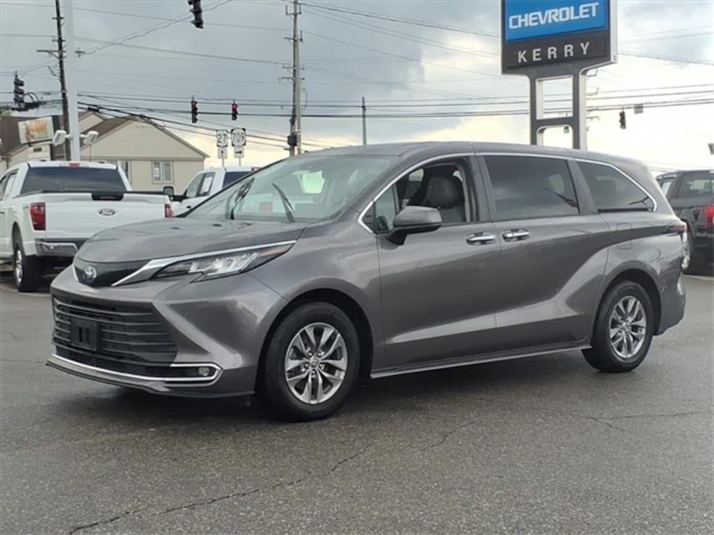 Used 2023 Toyota Sienna XLE Minivan/Van