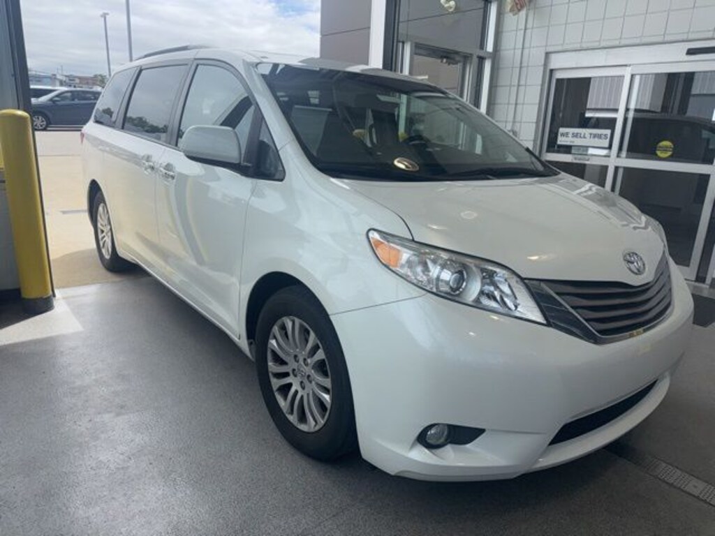 Used 2016 Toyota Sienna XLE Premium Minivan/Van