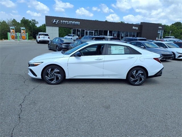 2025 Hyundai Elantra SEL Sport photo 2