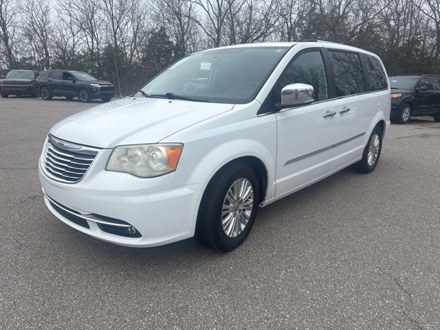 2014 Chrysler Town & Country Limited's photo
