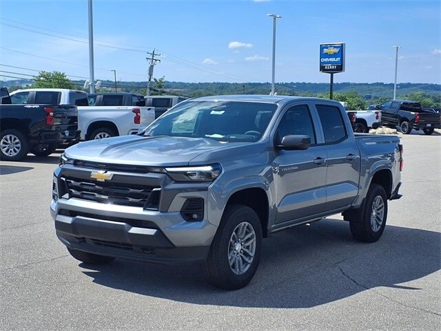 2025 Chevrolet Colorado Work Truck LT photo 2