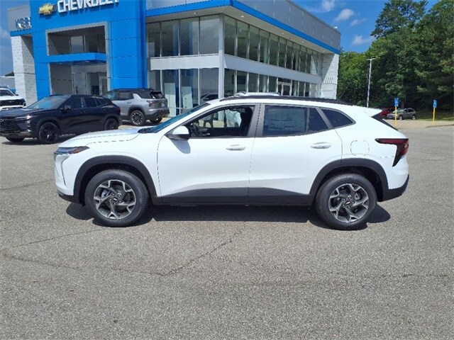2025 Chevrolet Trax LT photo 3
