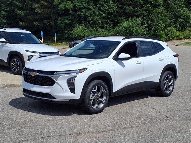 2025 Chevrolet Trax LT photo 2