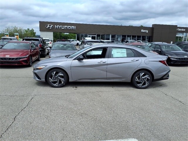 2025 Hyundai Elantra SEL Sport photo 2