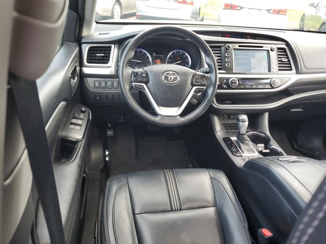 2017 Toyota Highlander SE - Photo 11