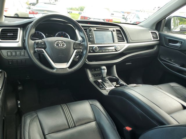 2017 Toyota Highlander SE - Photo 10