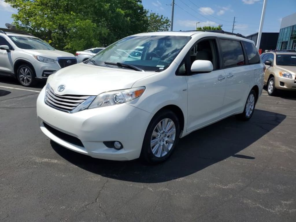 Used 2017 Toyota Sienna XLE Premium Minivan/Van