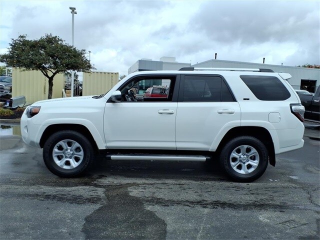 2022 Toyota 4Runner SR5 photo 2