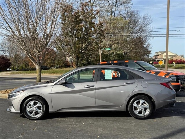 2023 Hyundai Elantra SE photo 3