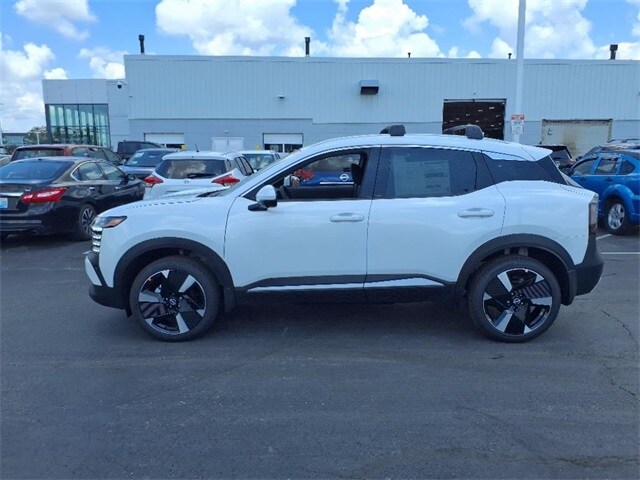 2025 Nissan Kicks SR photo 2