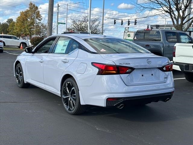 2025 Nissan Altima SR photo 3