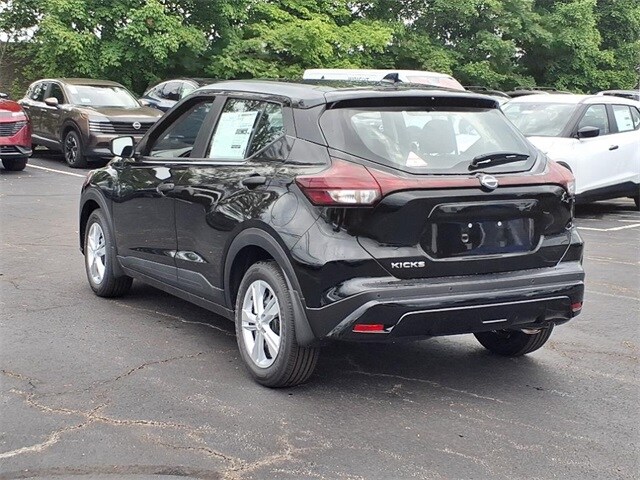 2025 Nissan Kicks Play S photo 2