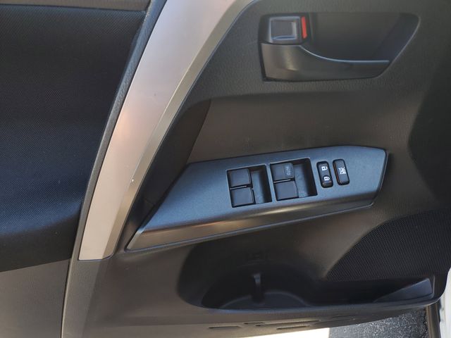 2016 Toyota RAV4 LE - Photo 18
