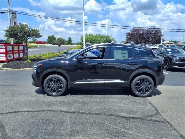 2025 Nissan Kicks SR photo 2